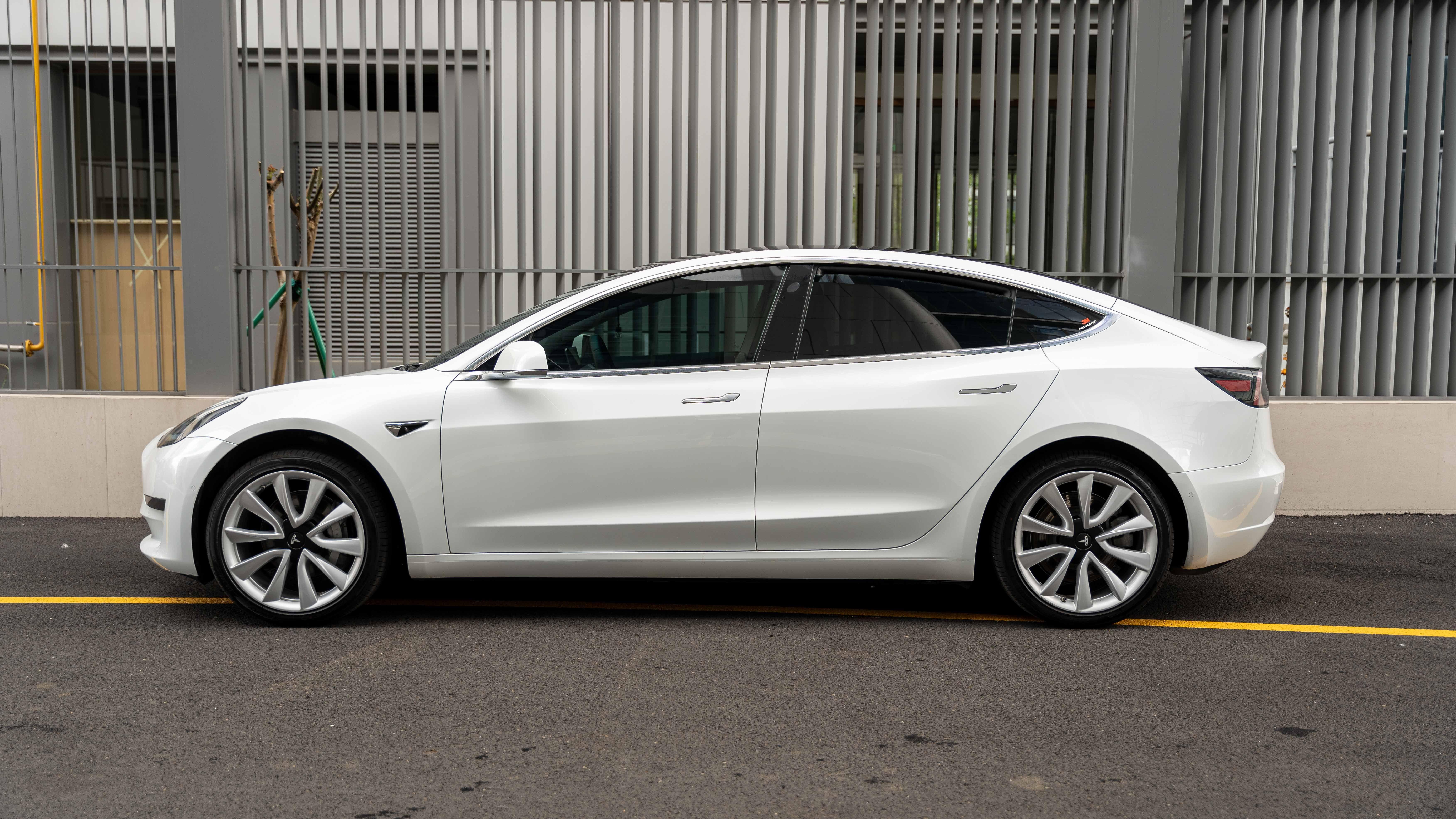 Tesla Model 3 2019 thumb 2