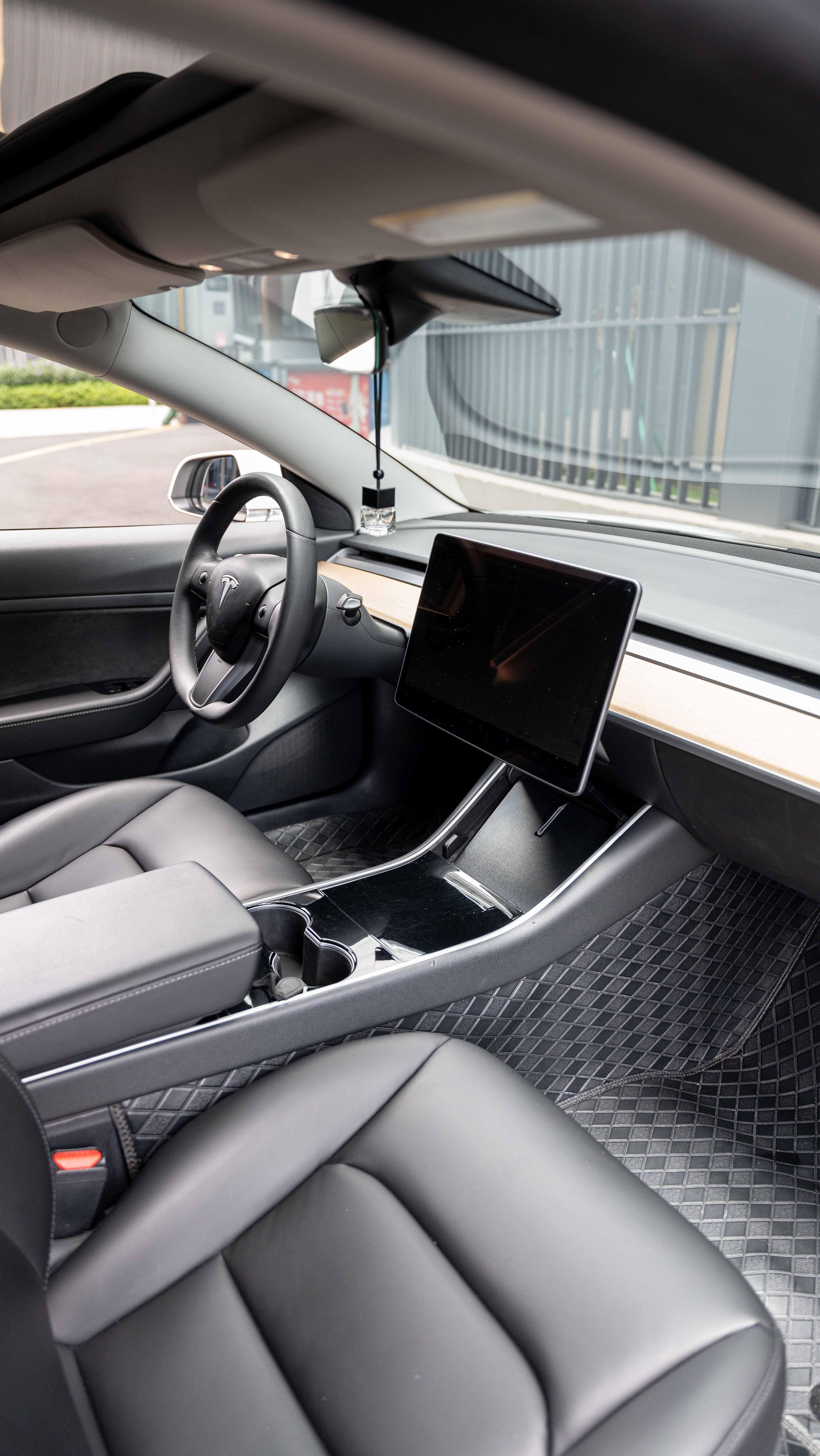 Tesla Model 3 2019 thumb 10