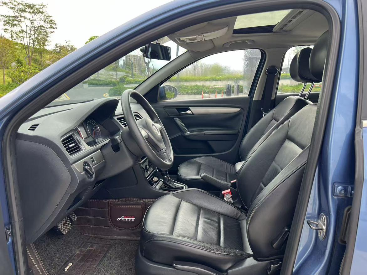 Volkswagen Lavida XR 2013 thumb 6
