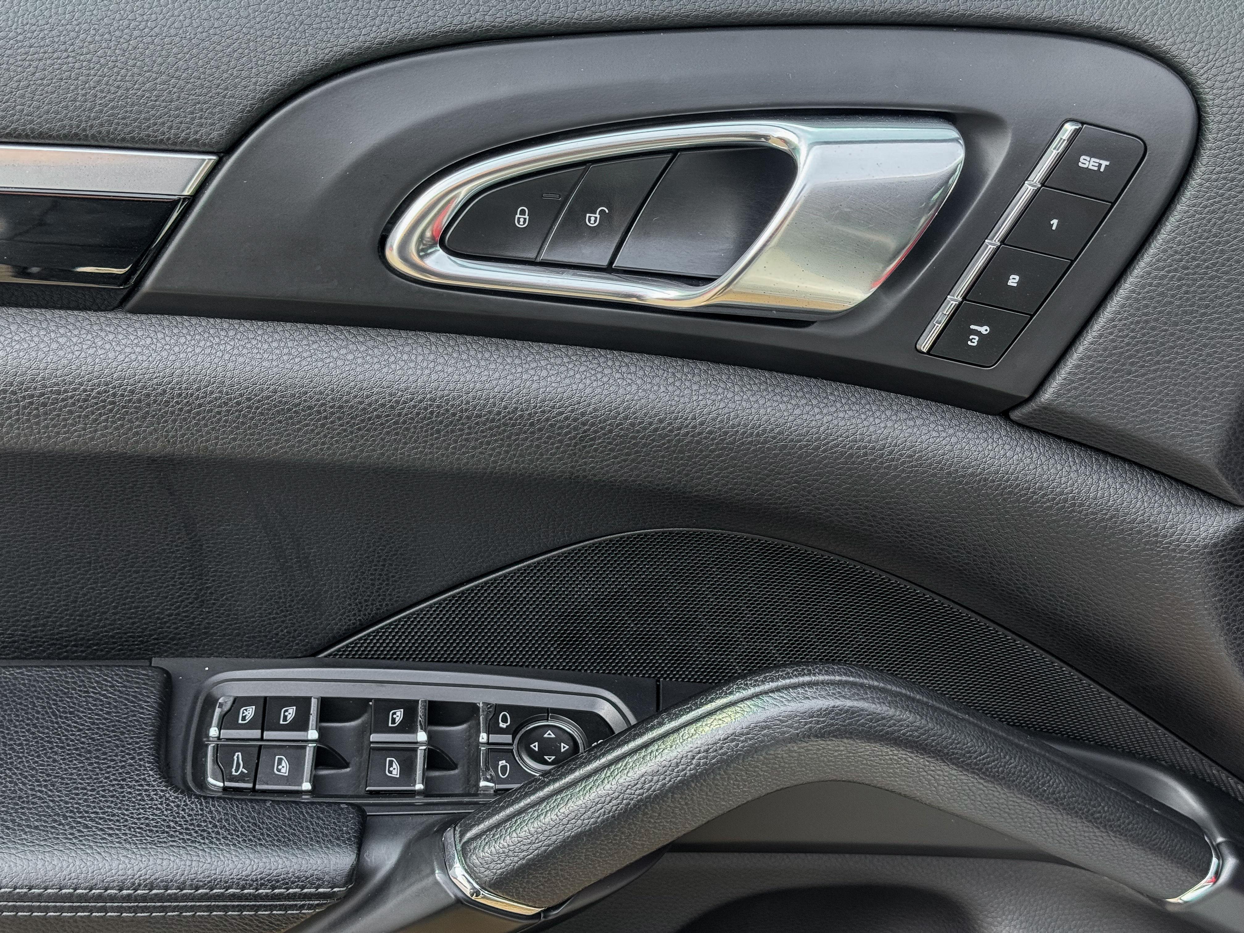 Porsche Cayenne 2011 thumb 6