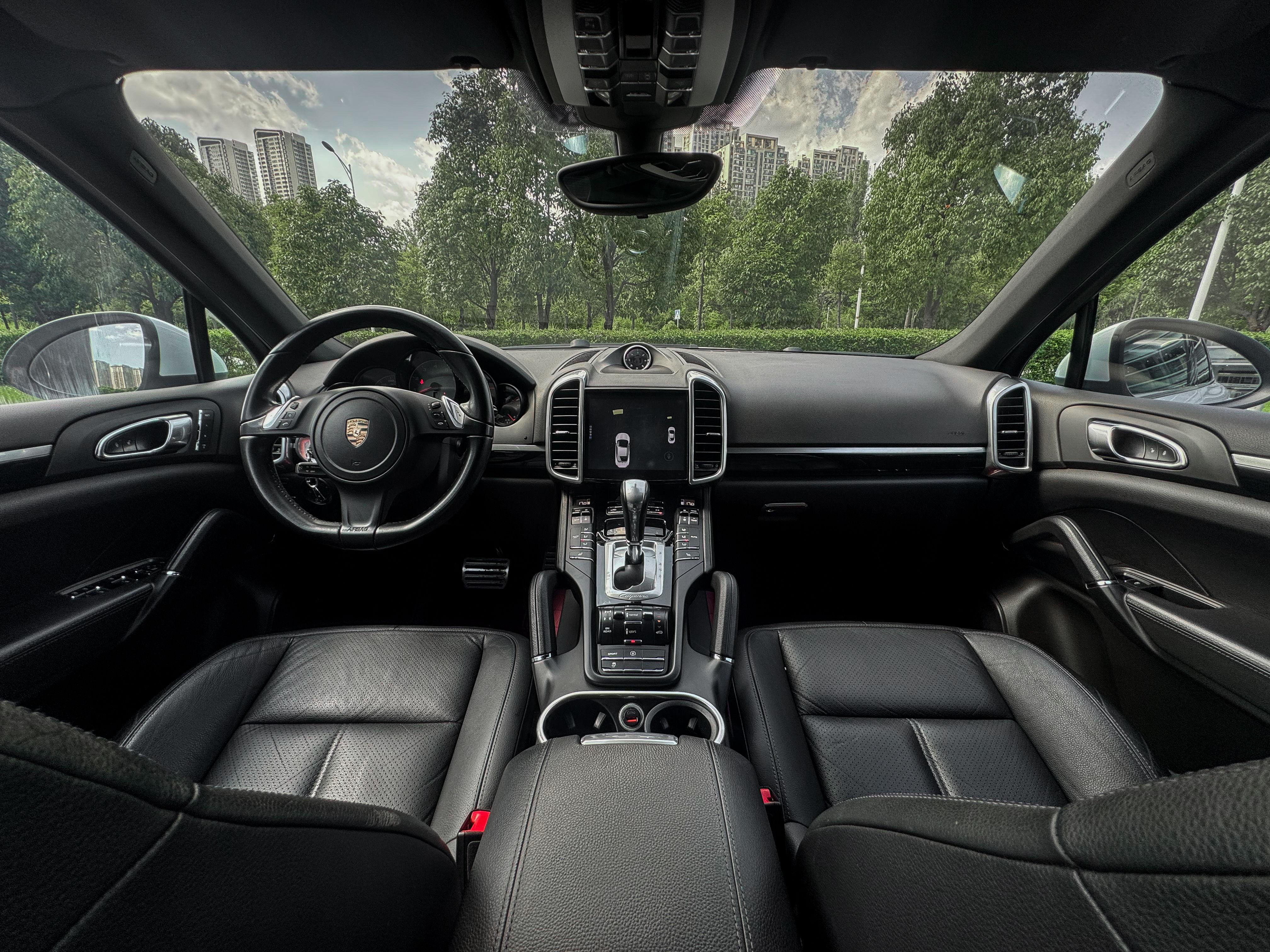 Porsche Cayenne 2011 thumb 10