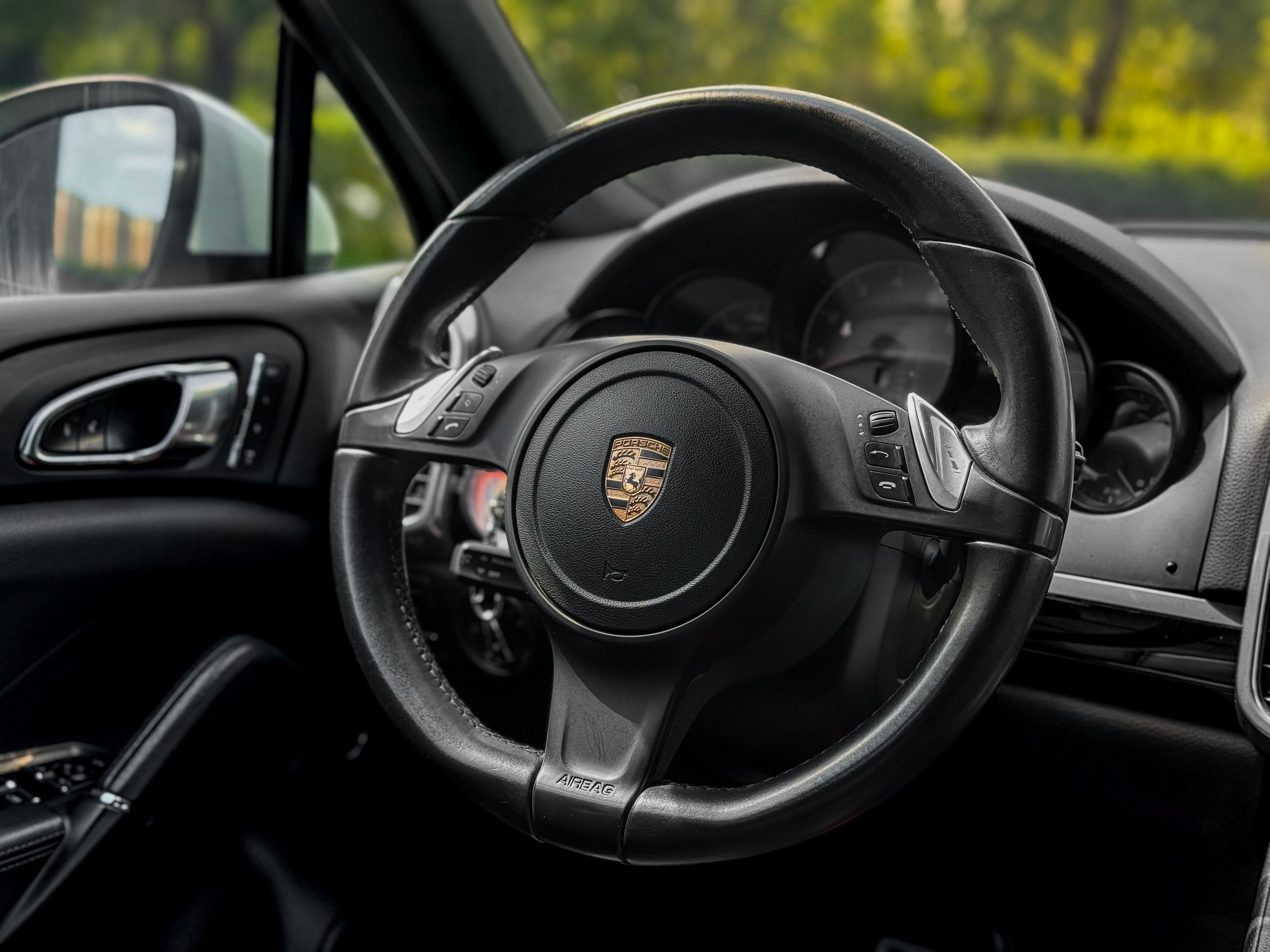 Porsche Cayenne 2011 thumb 12