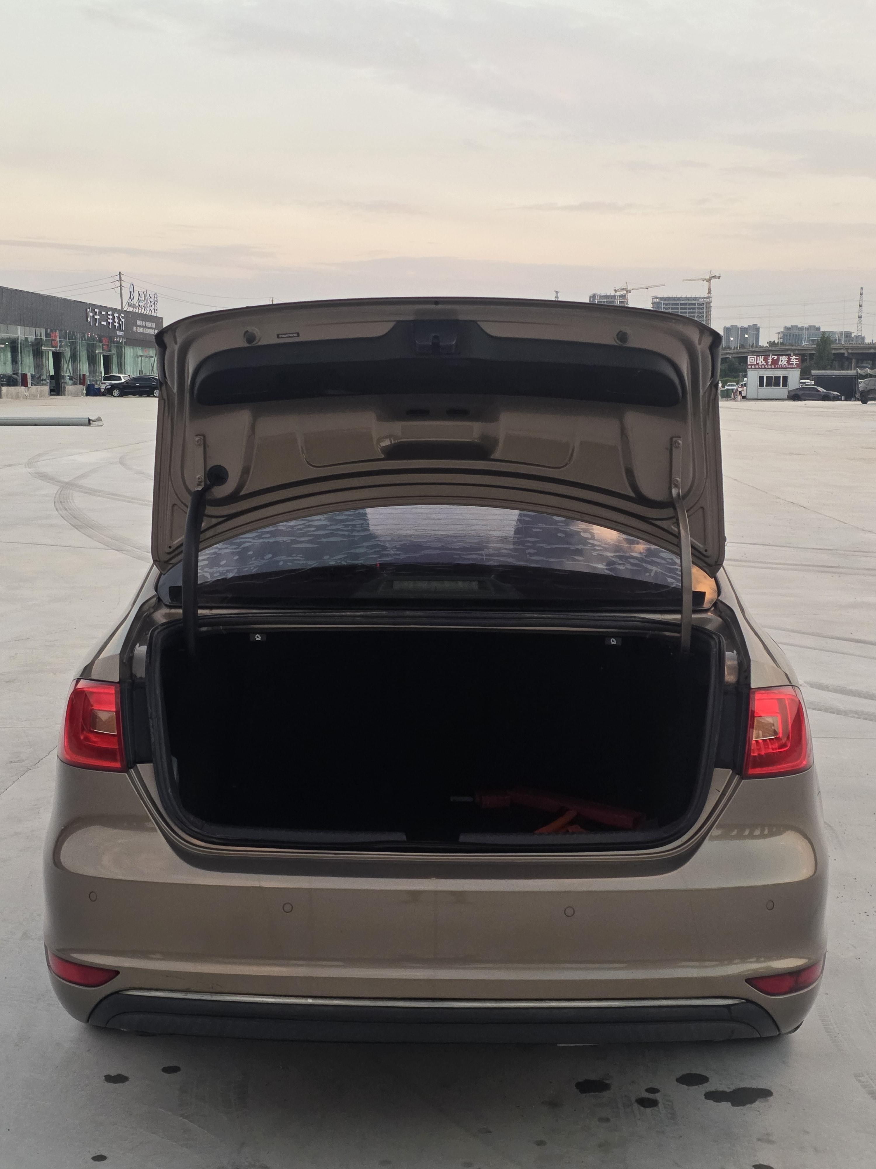 Volkswagen Sagitar 2014 thumb 4