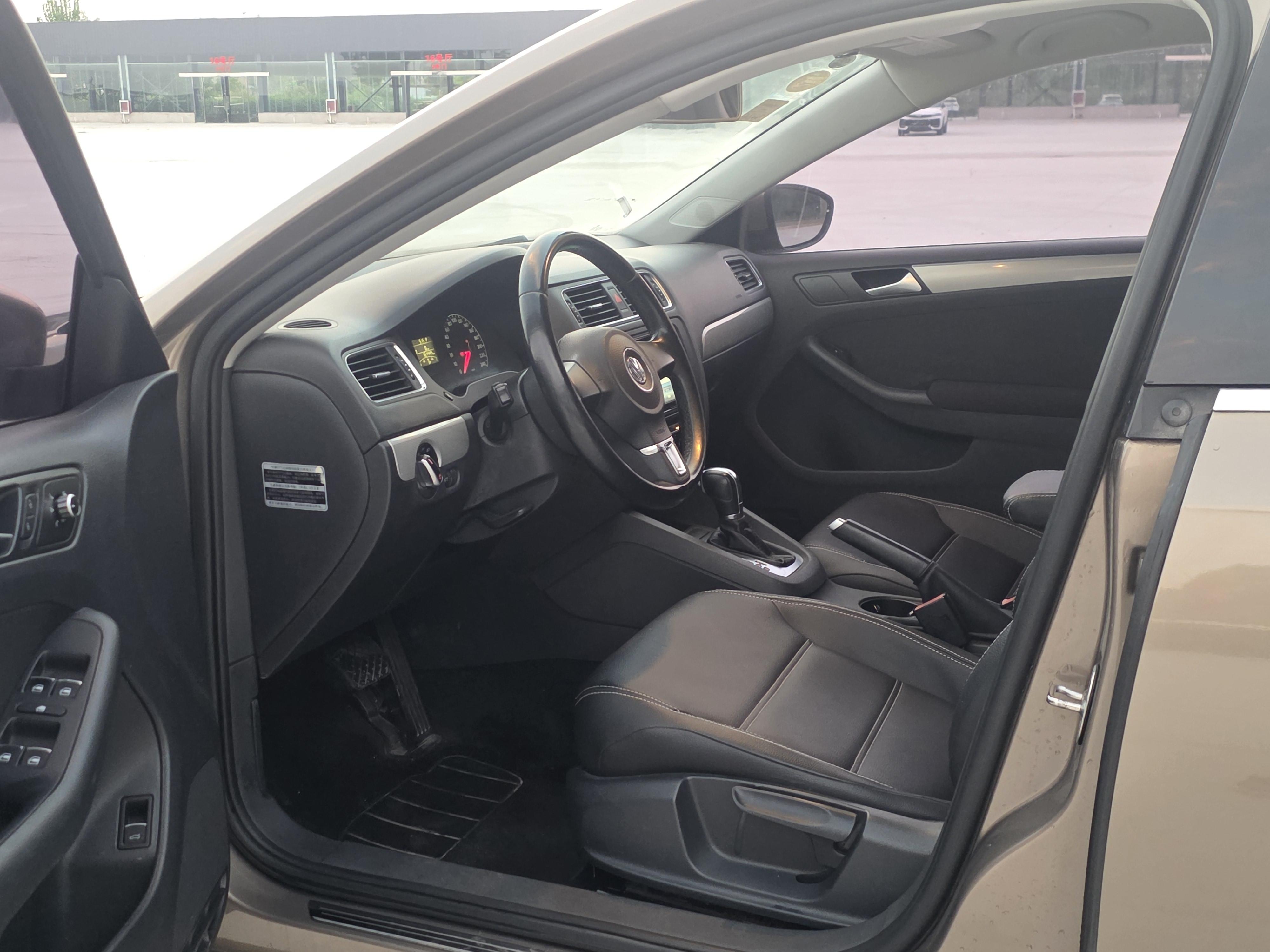 Volkswagen Sagitar 2014 thumb 11