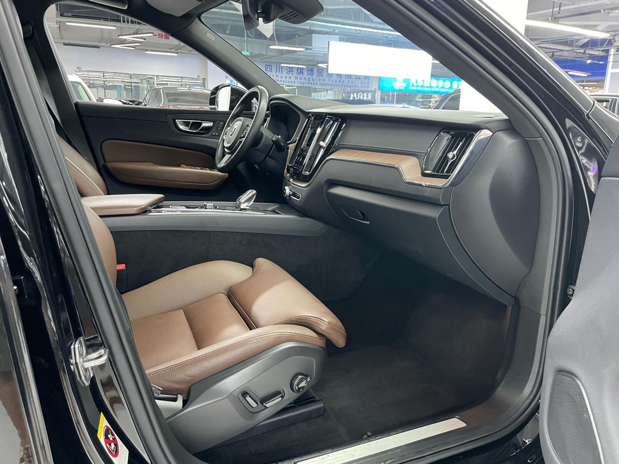 Volvo XC60 2022 thumb 5