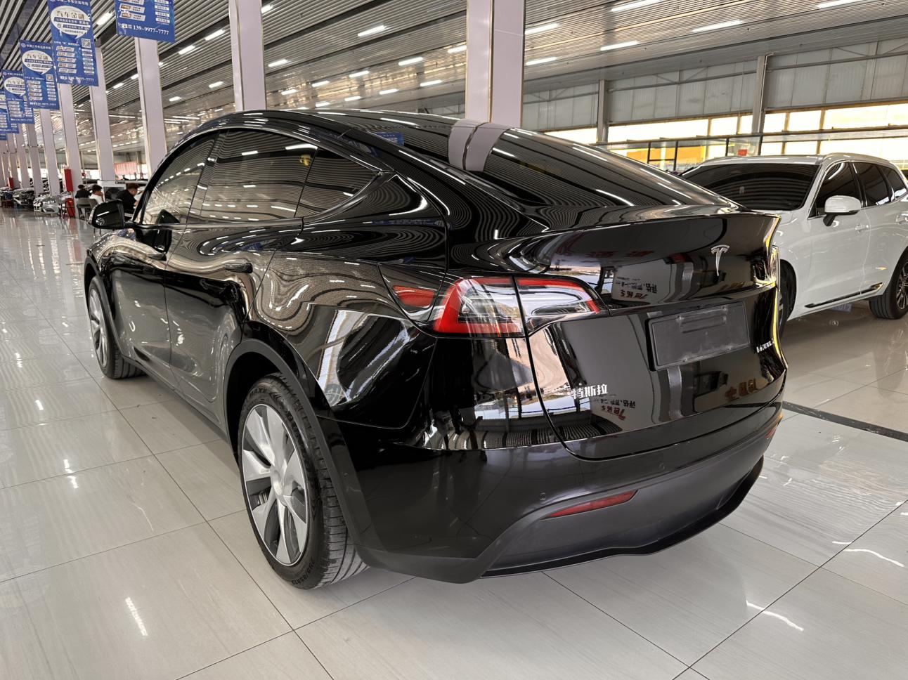 Tesla Model Y 2022 thumb 2