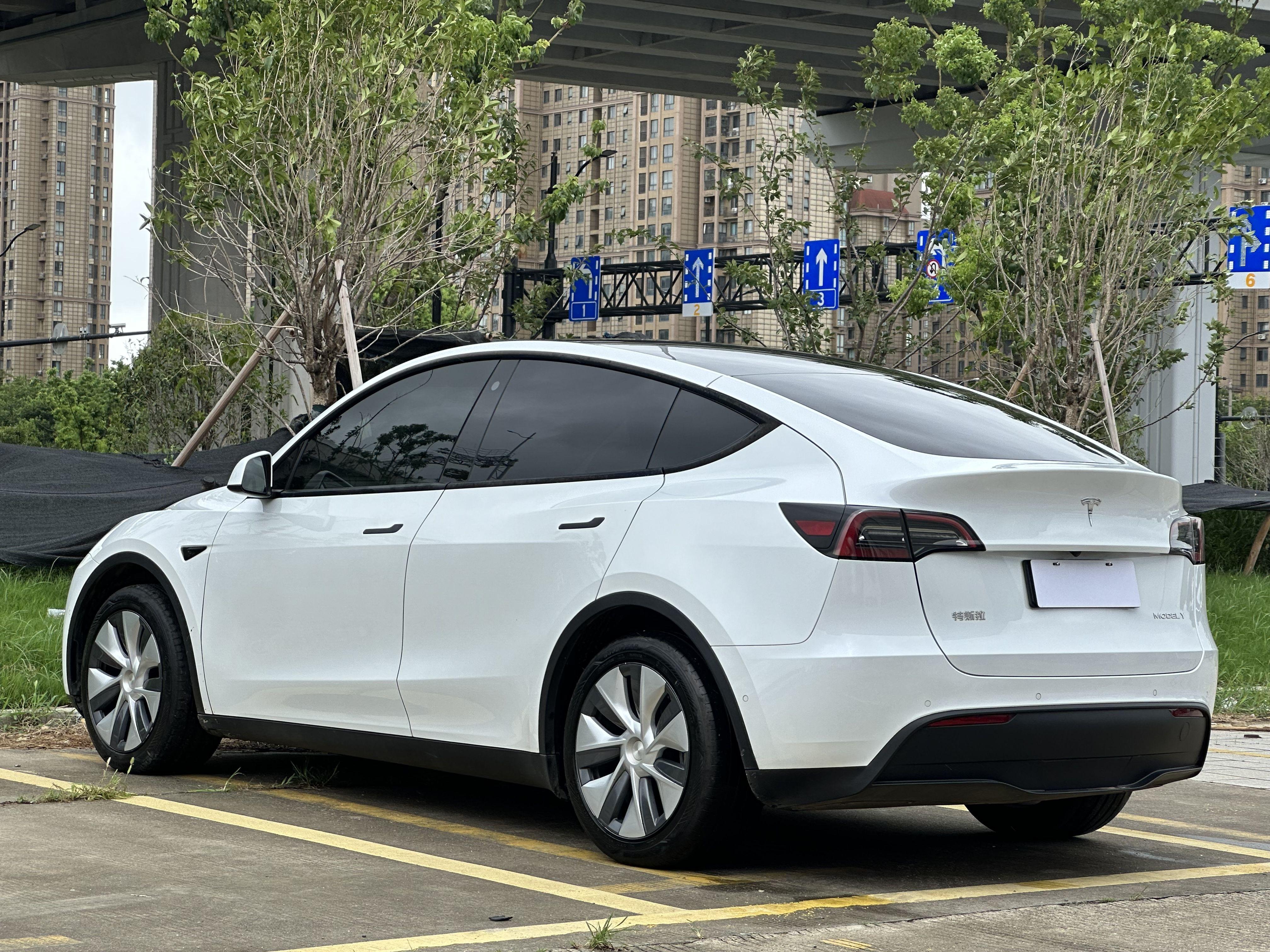 Tesla Model Y 2024 thumb 3