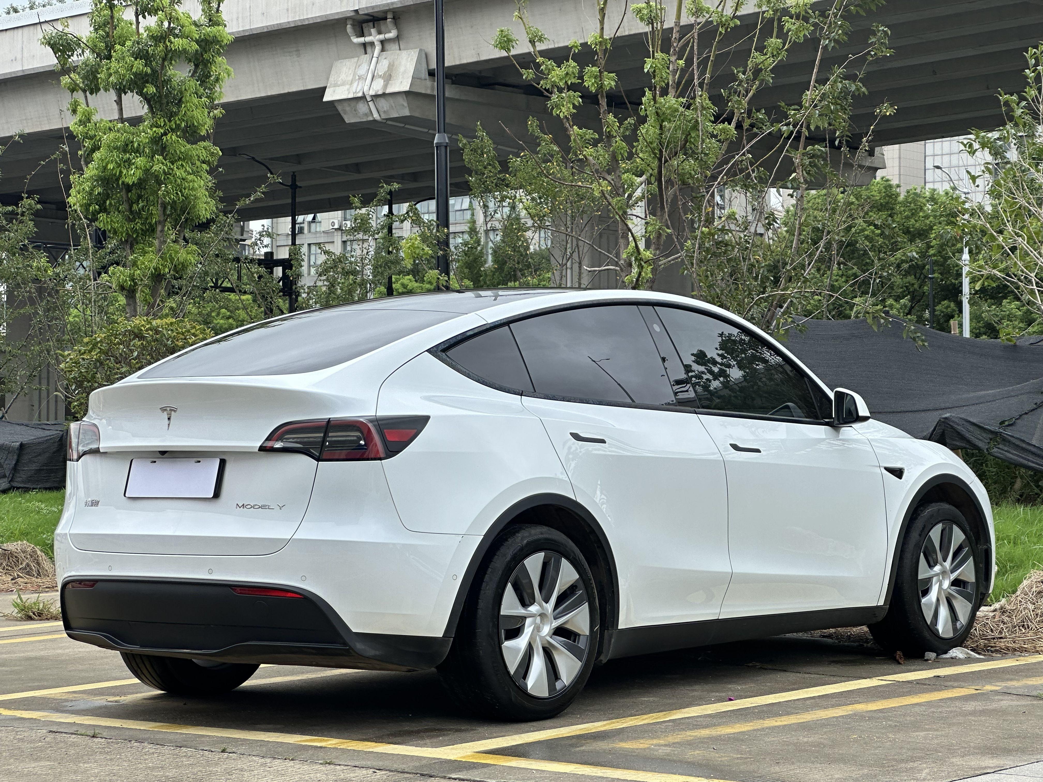 Tesla Model Y 2024 thumb 5
