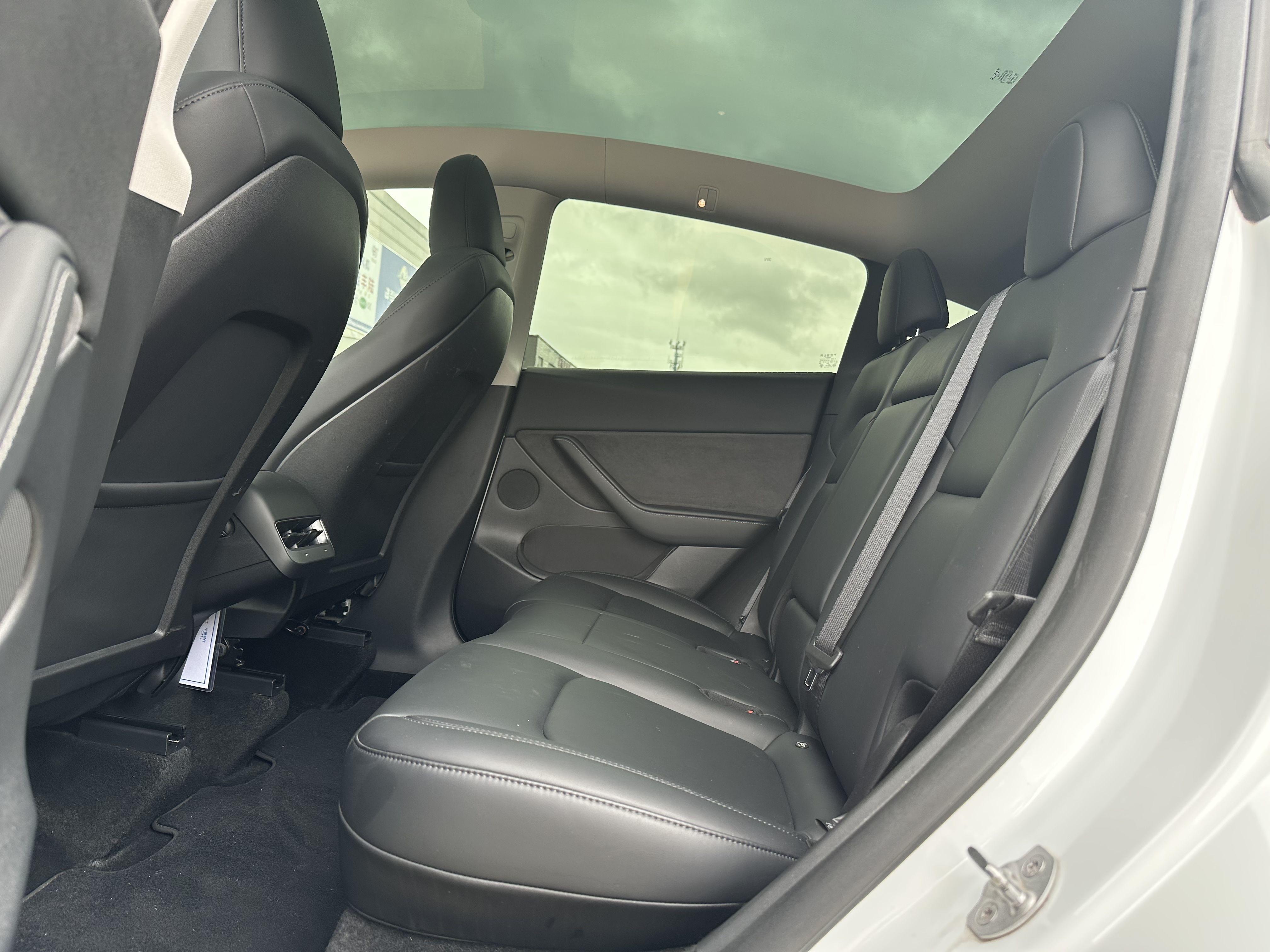 Tesla Model Y 2024 thumb 10