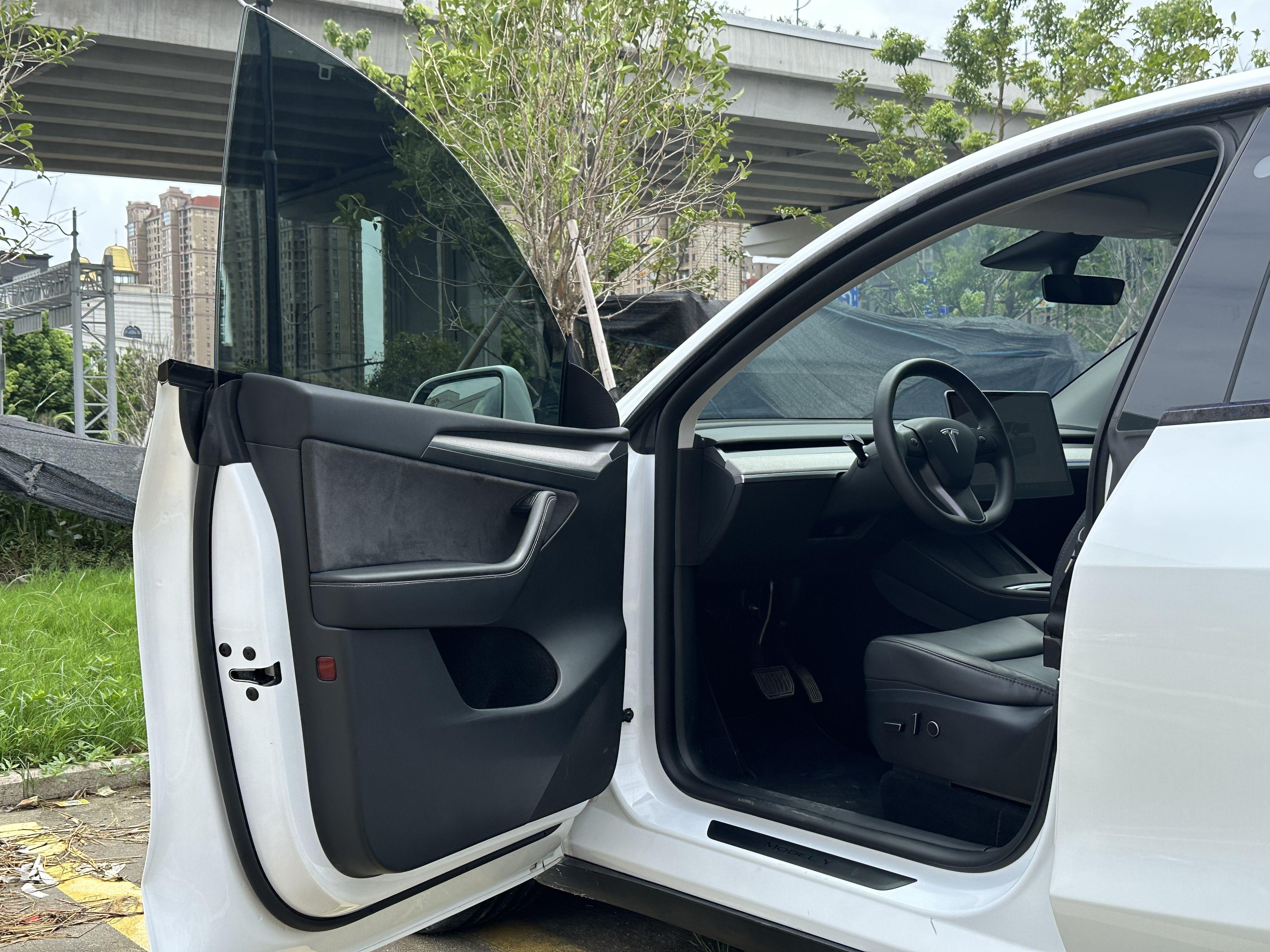 Tesla Model Y 2024 thumb 12