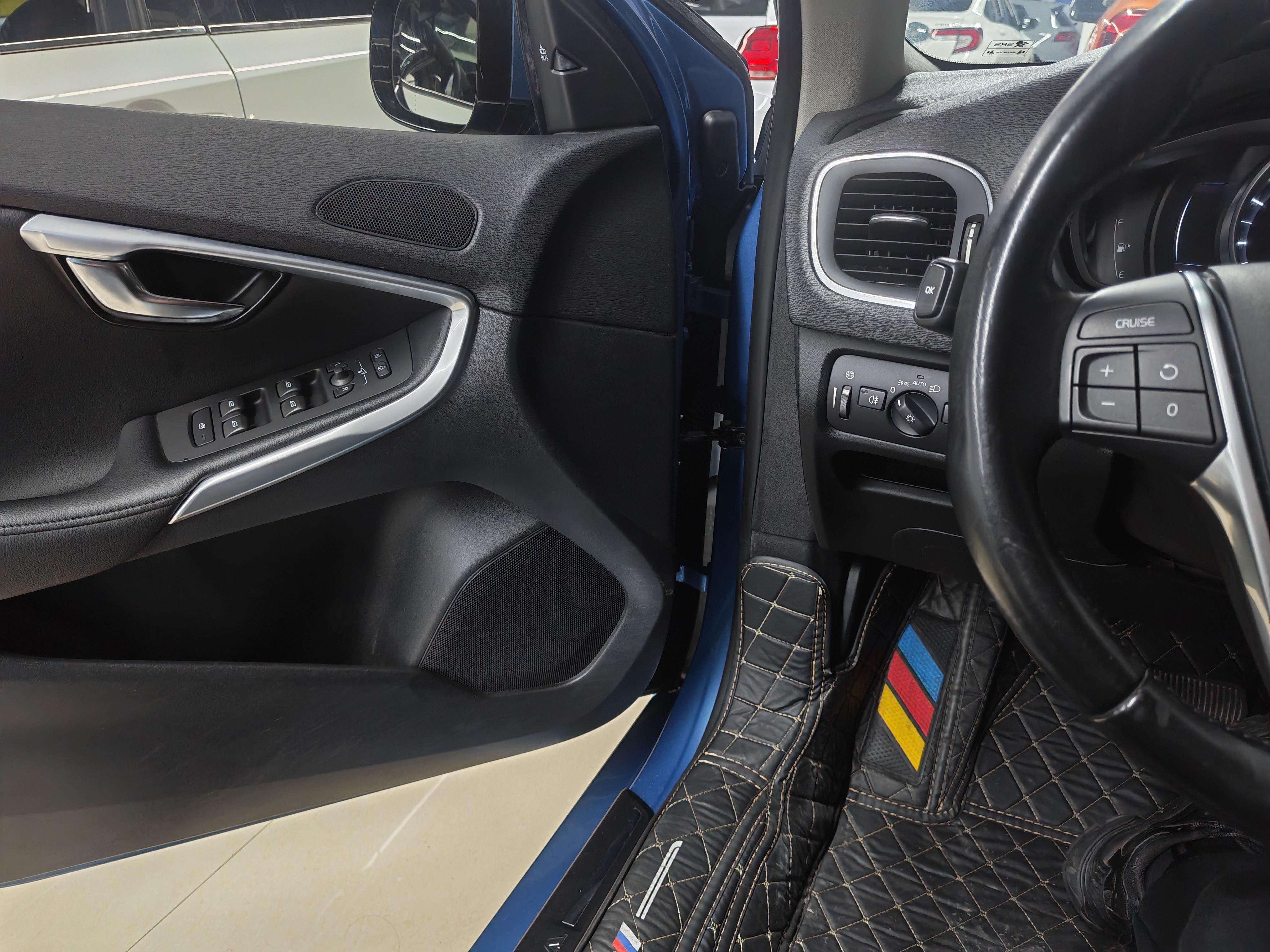 Volvo V40 2015 thumb 7