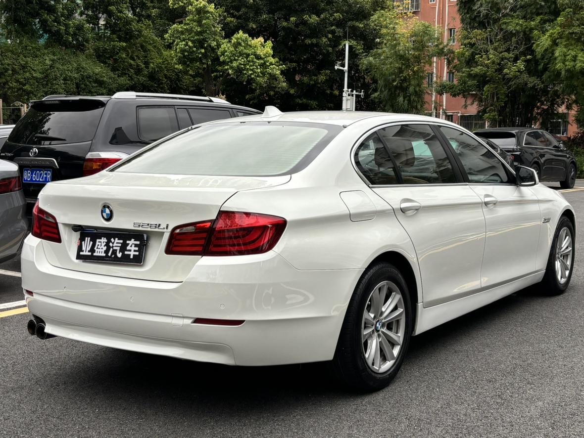 BMW 5 серии 2011 thumb 4