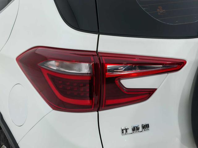 BYD Yuan 2018 thumb 11