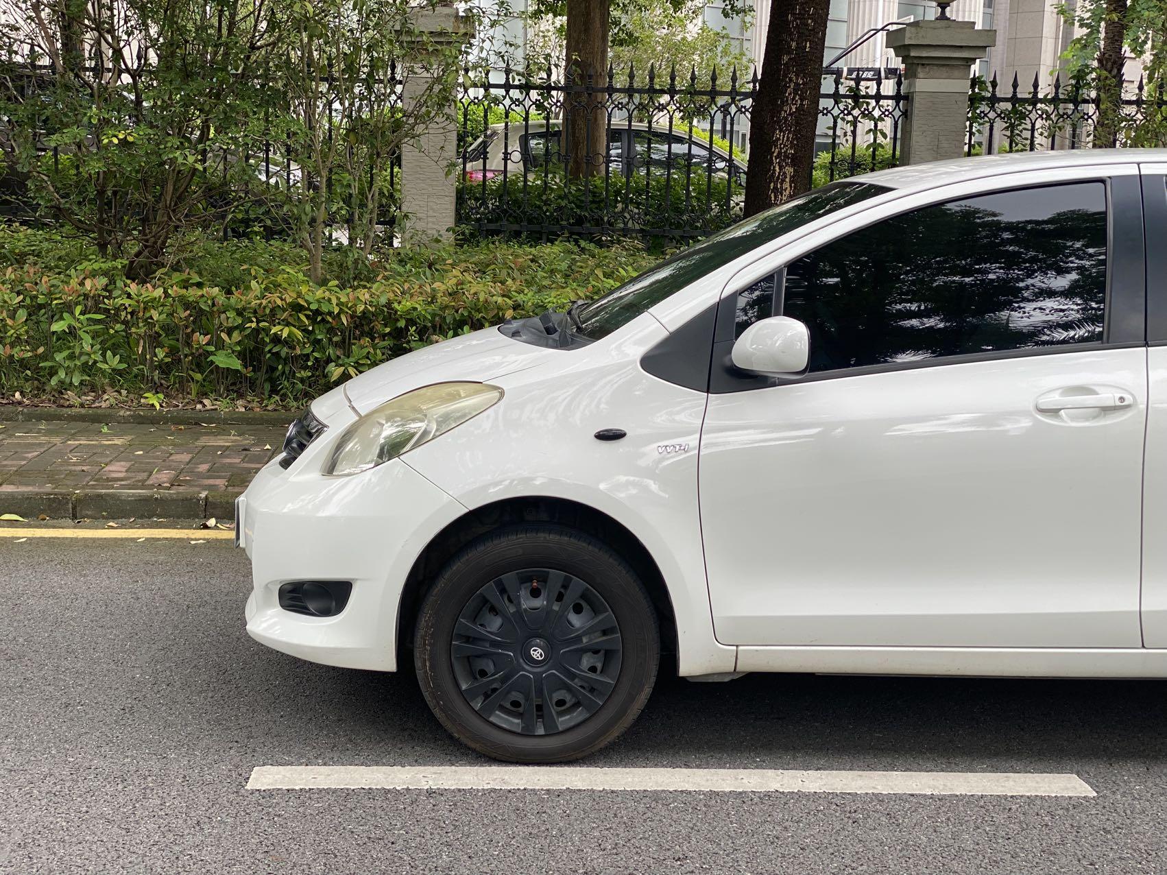 Toyota Yaris 2011 thumb 9