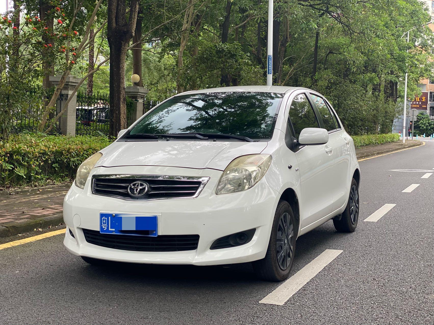 Toyota Yaris 2011 thumb 11