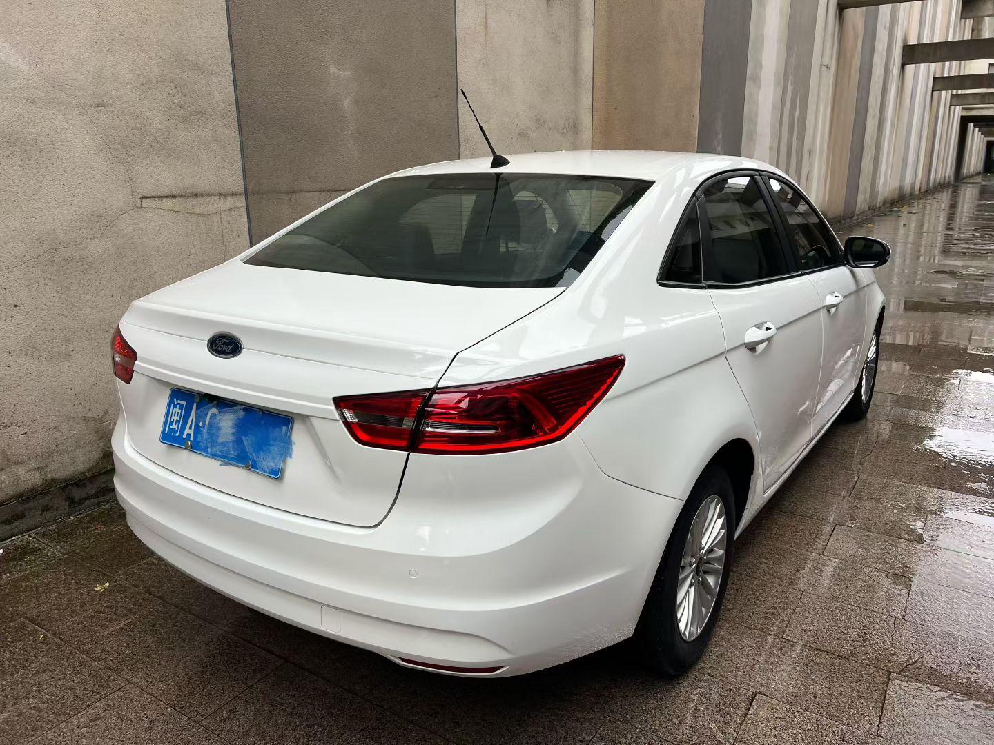 Ford Focus 2015 thumb 2