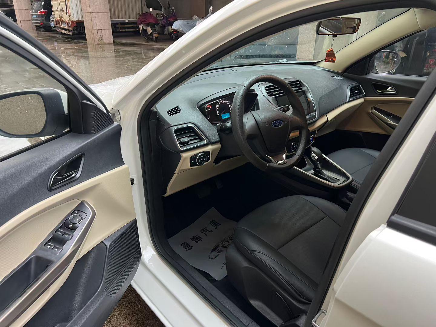 Ford Focus 2015 thumb 4