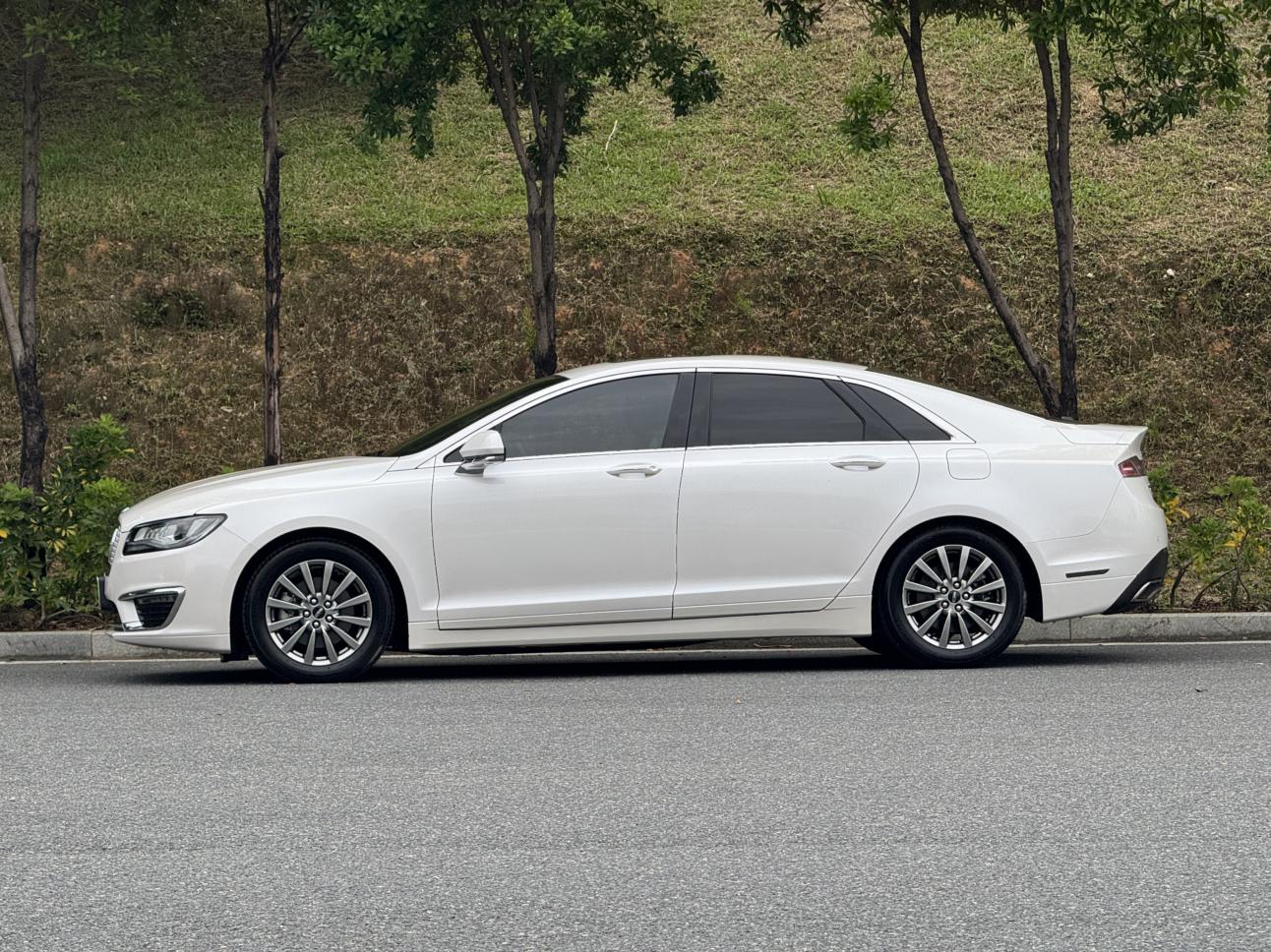 Lincoln MKZ 2019 thumb 2