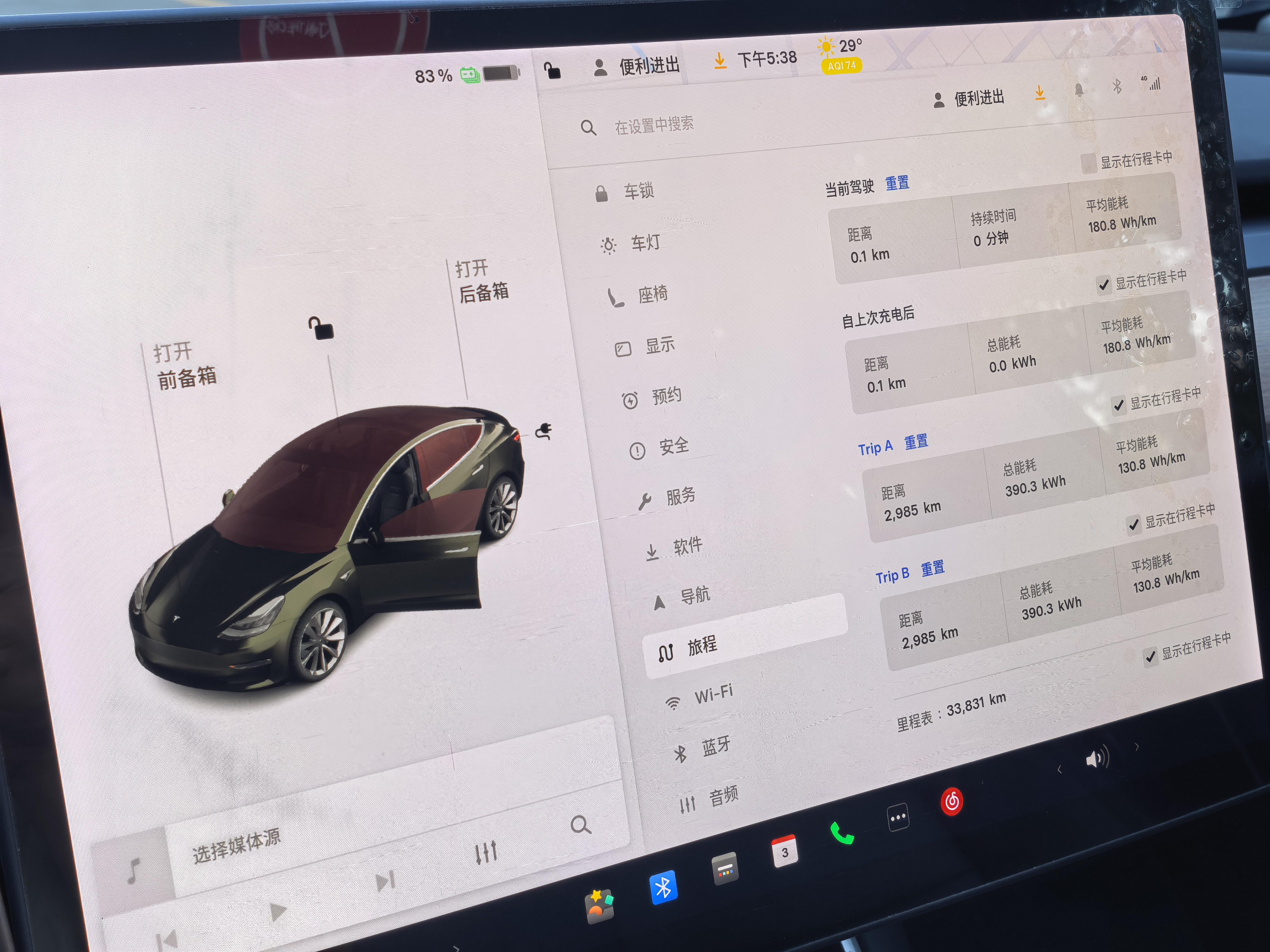 Tesla Model 3 2019 thumb 2