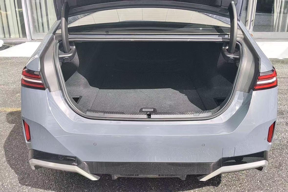 BMW i5 2024 thumb 8