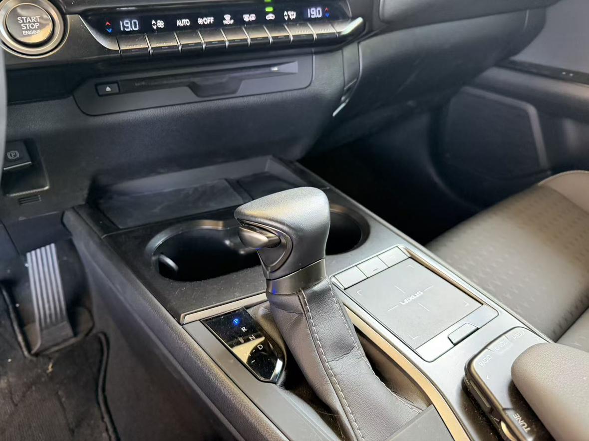 Lexus UX 2020 thumb 9