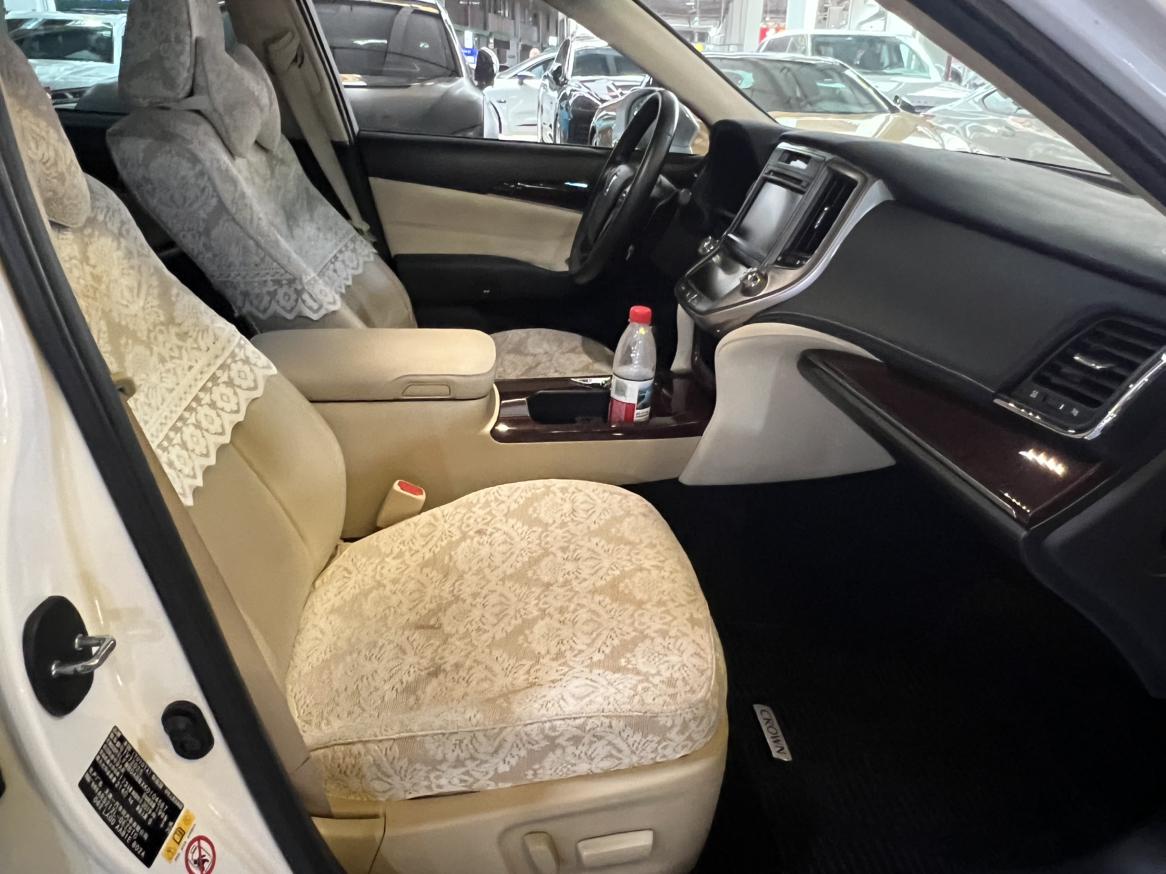 Toyota Crown 2018 thumb 3