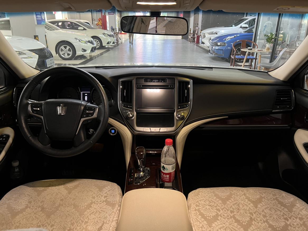 Toyota Crown 2018 thumb 6