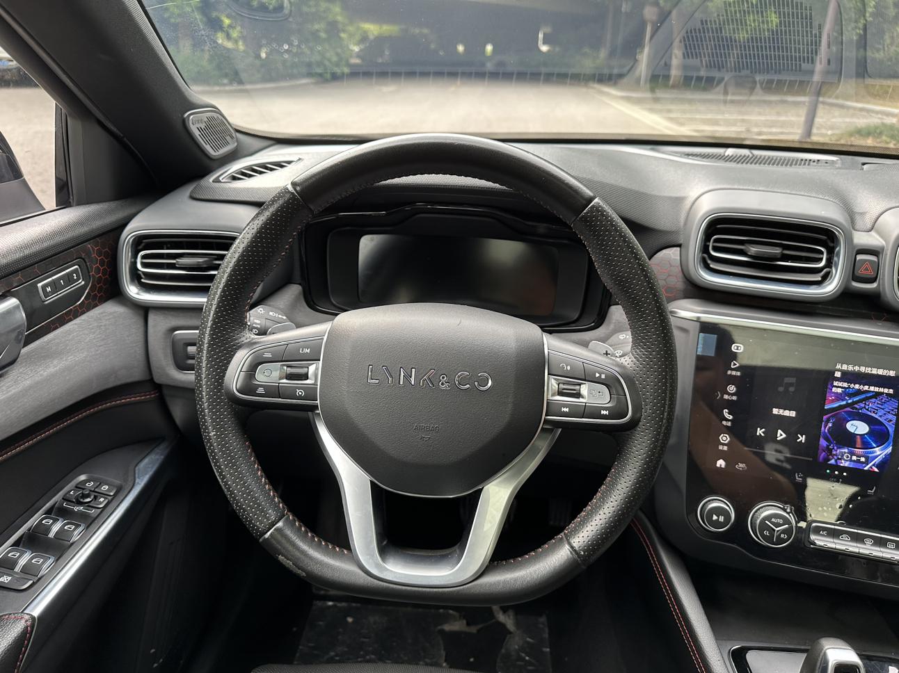 Lynk & Co 03 2019 thumb 11