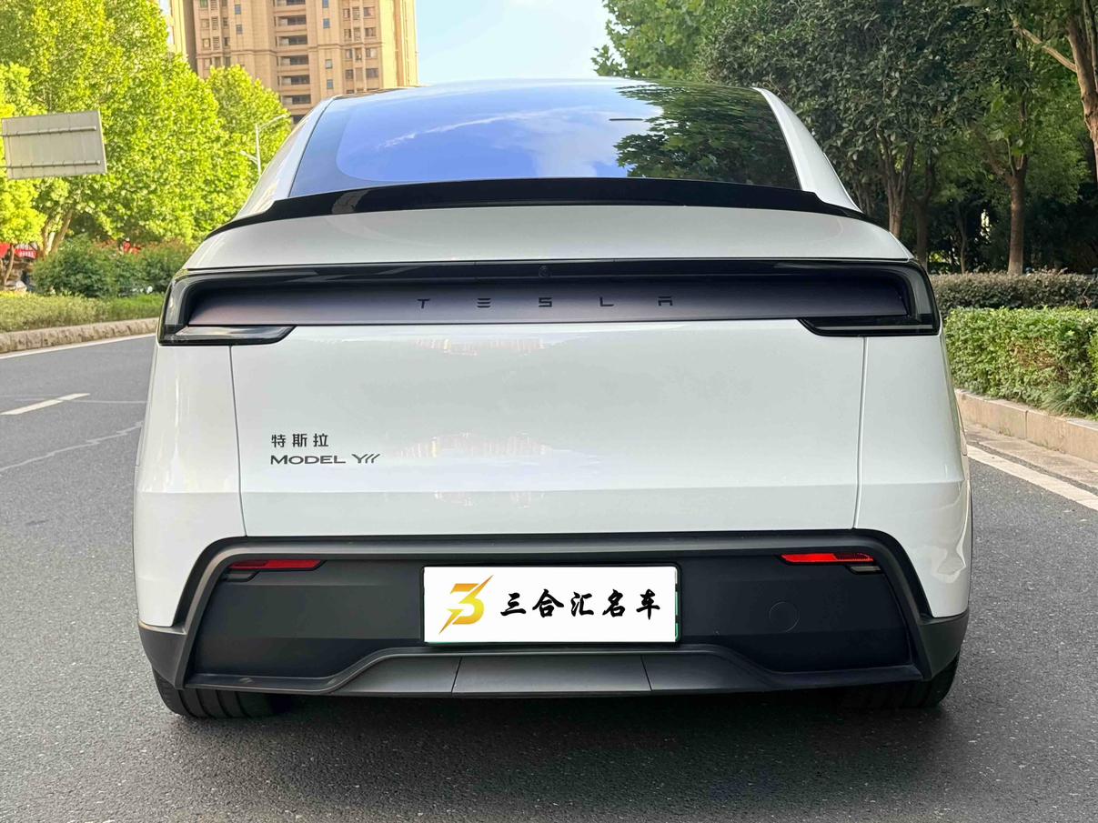 Tesla Model Y 2026 thumb 2