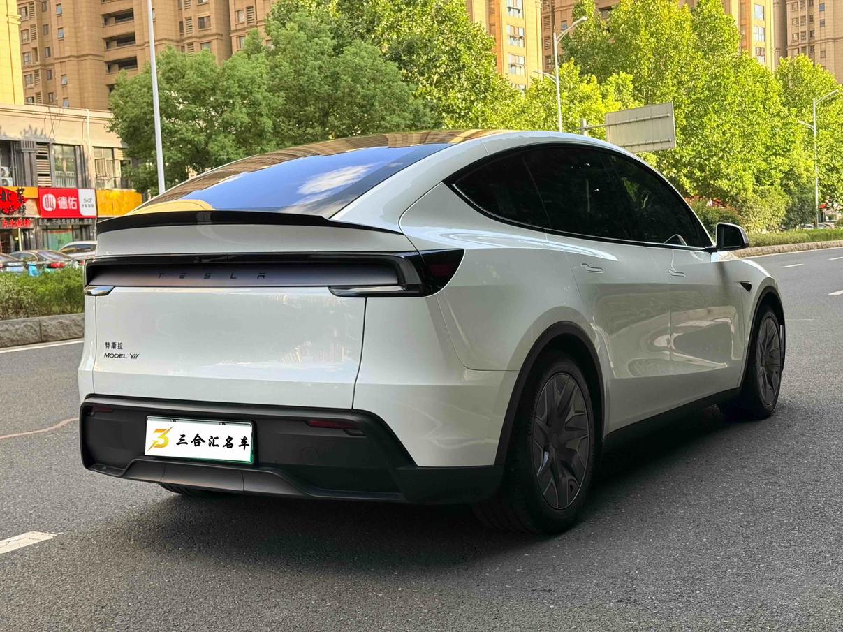 Tesla Model Y 2026 thumb 3