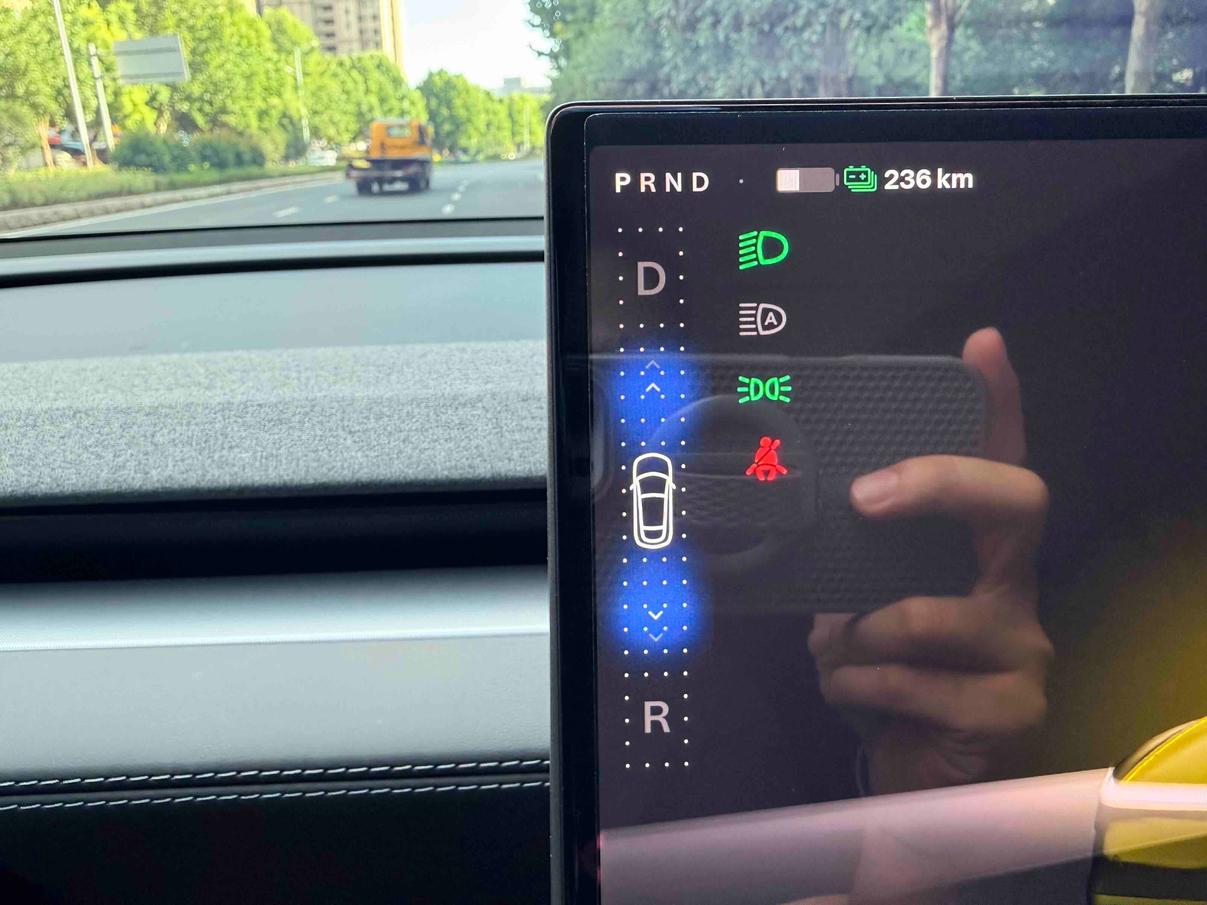 Tesla Model Y 2026 thumb 7