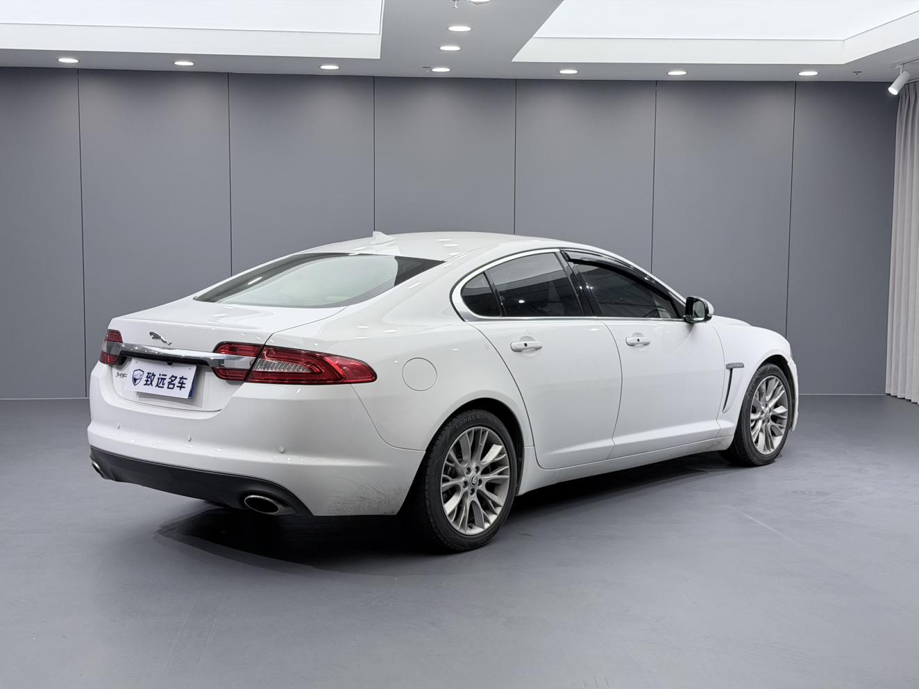 Jaguar XF 2013 thumb 4