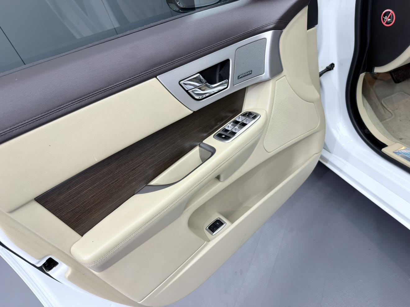 Jaguar XF 2013 thumb 6