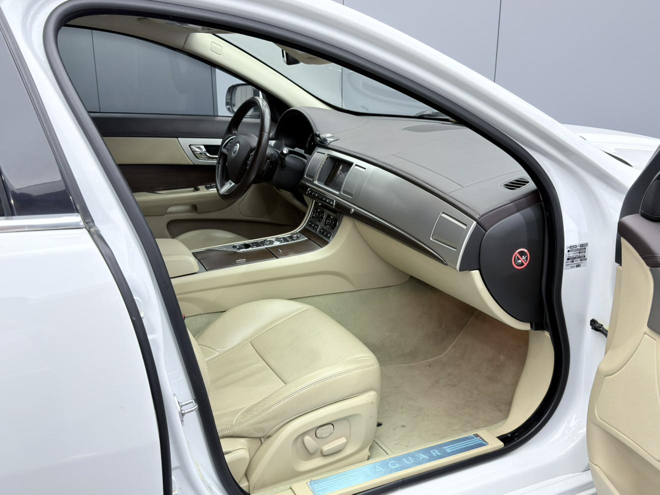 Jaguar XF 2013 thumb 9