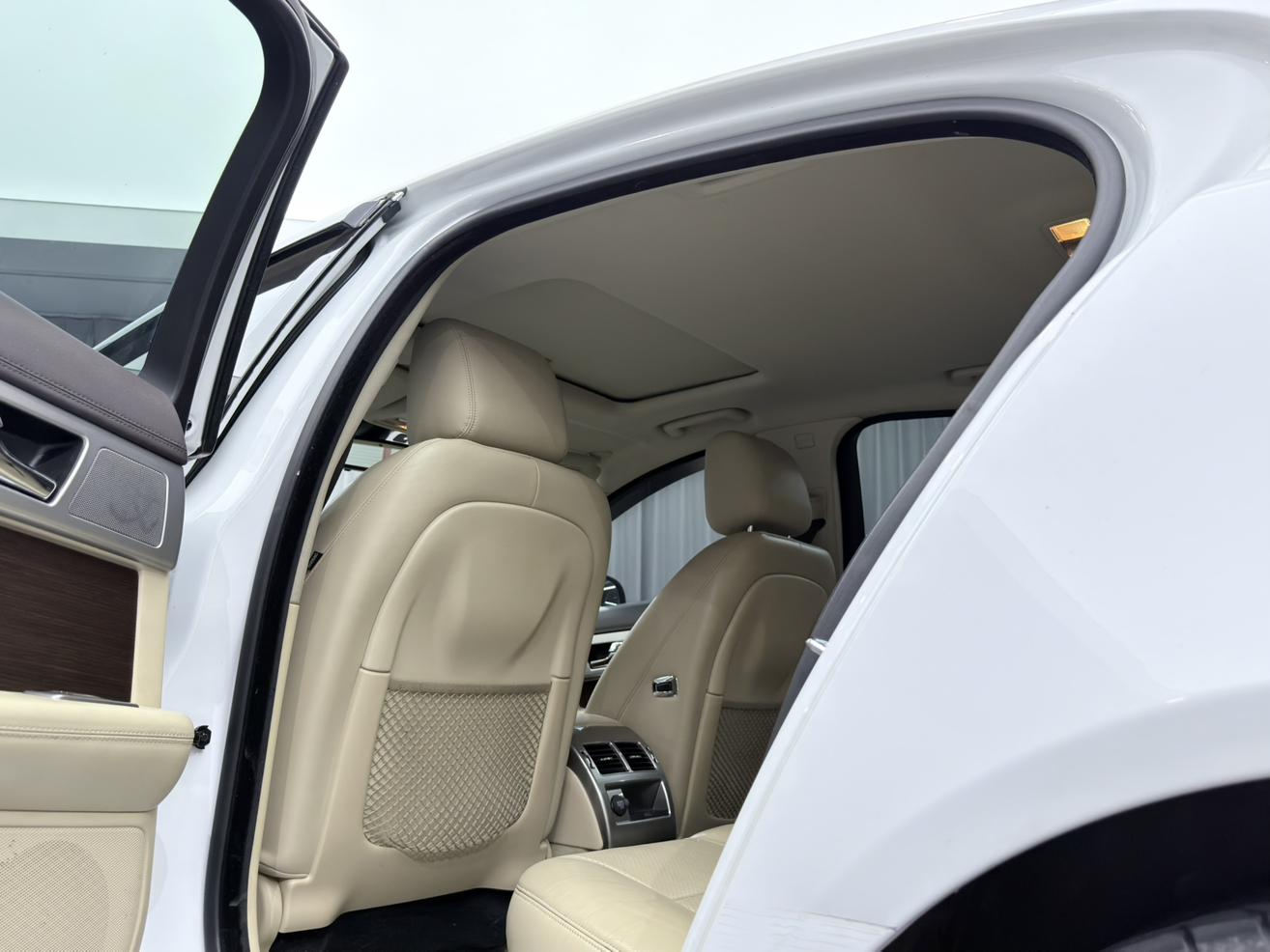 Jaguar XF 2013 thumb 10