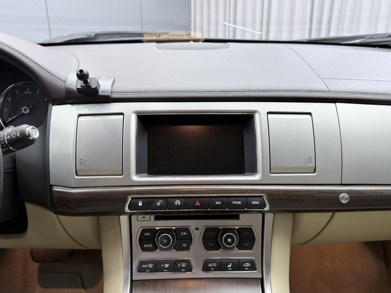Jaguar XF 2013 thumb 12