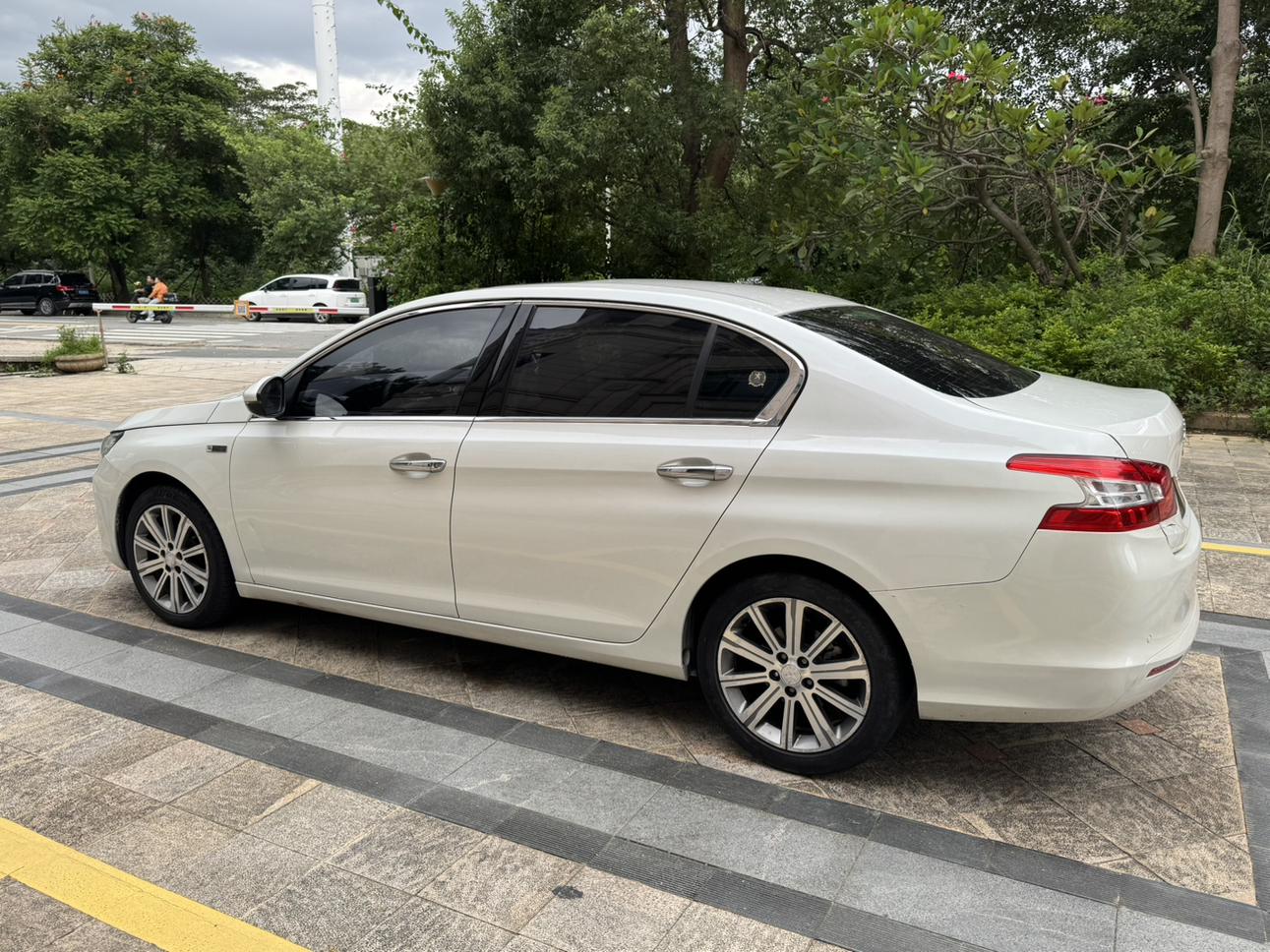 Peugeot 408 2015 thumb 2
