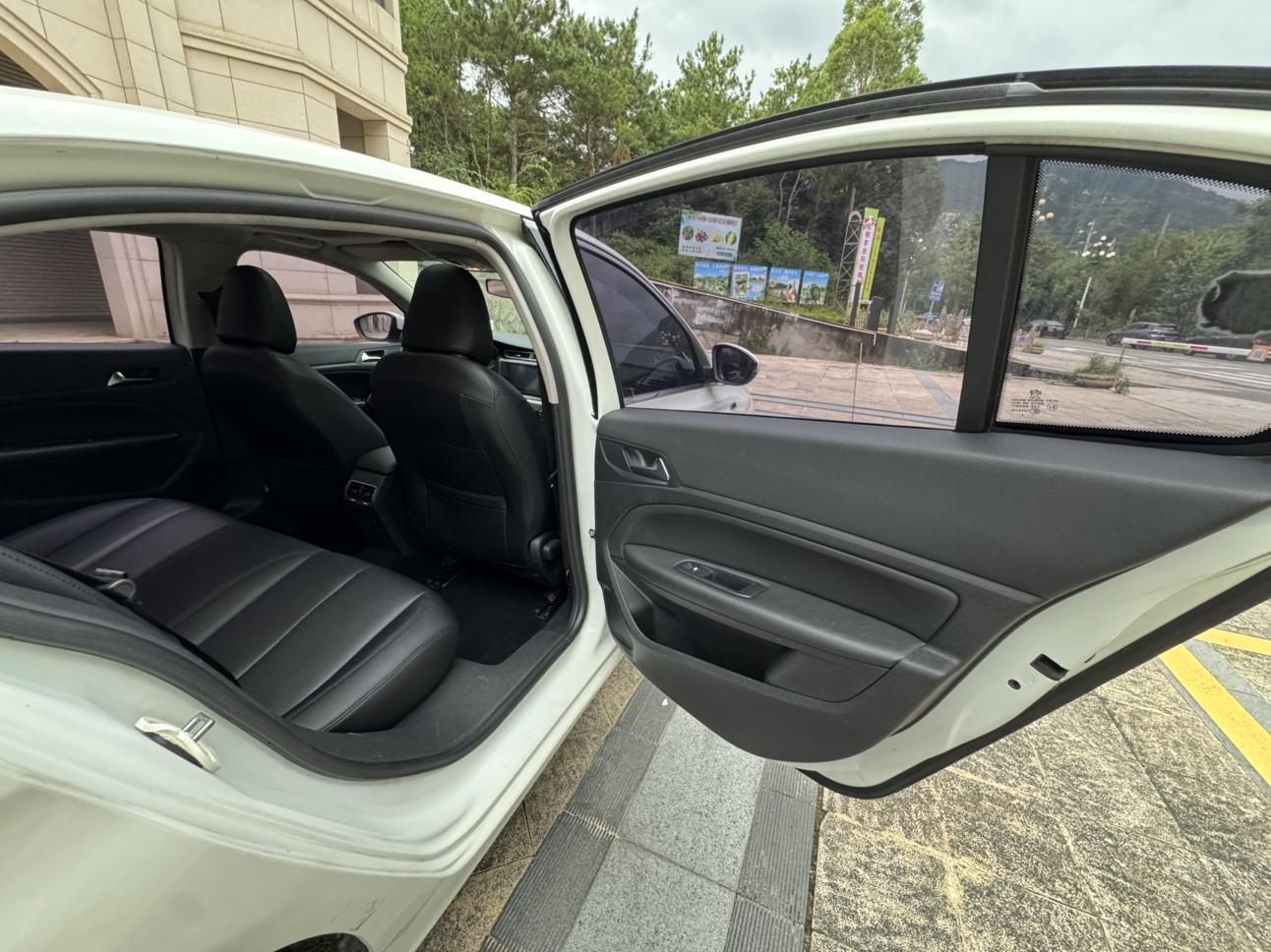 Peugeot 408 2015 thumb 8