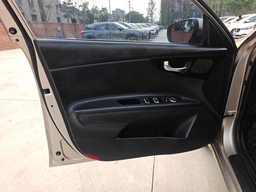 Kia K4 2014 thumb 10