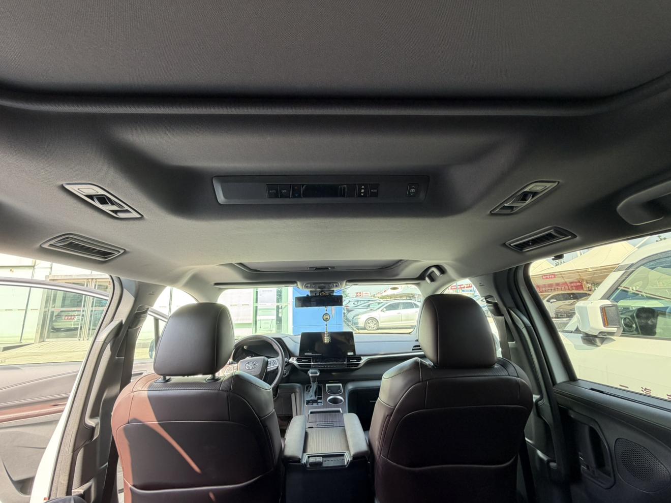 Toyota Granvia 2024 thumb 2