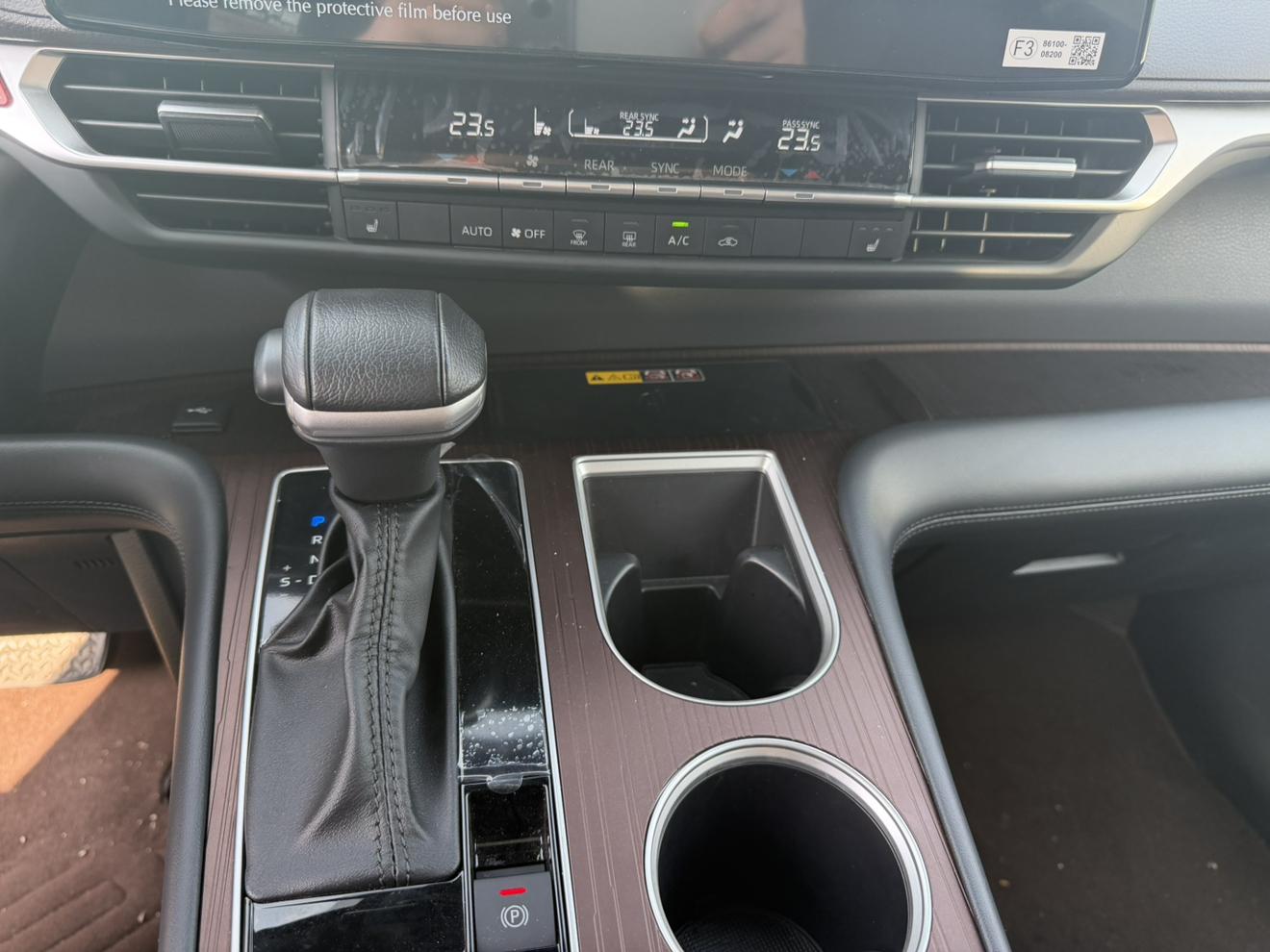 Toyota Granvia 2024 thumb 3