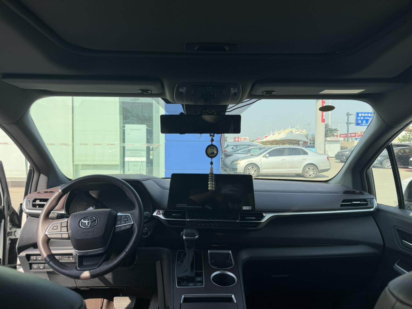 Toyota Granvia 2024 thumb 5