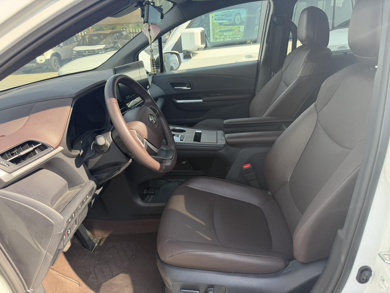 Toyota Granvia 2024 thumb 7
