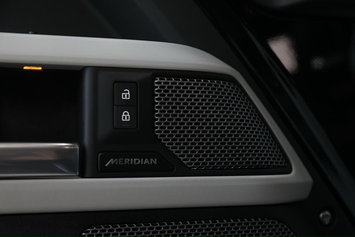 Land Rover Defender 2024 thumb 10