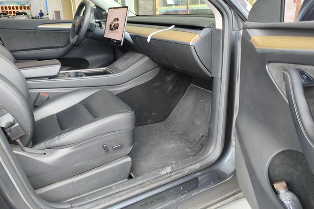 Tesla Model Y 2022 thumb 10