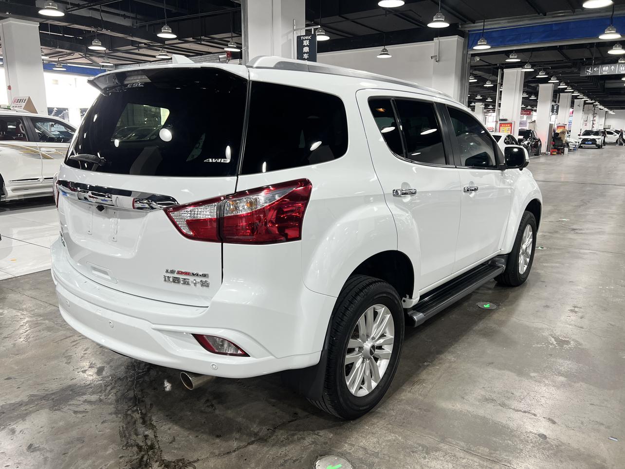 Isuzu MU-X 2019 thumb 4
