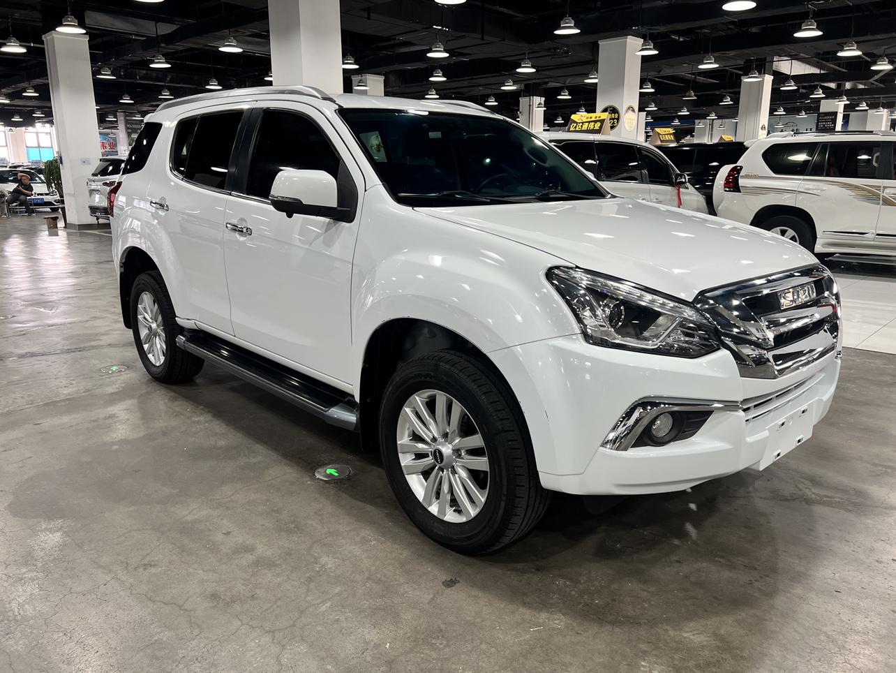 Isuzu MU-X 2019 thumb 10