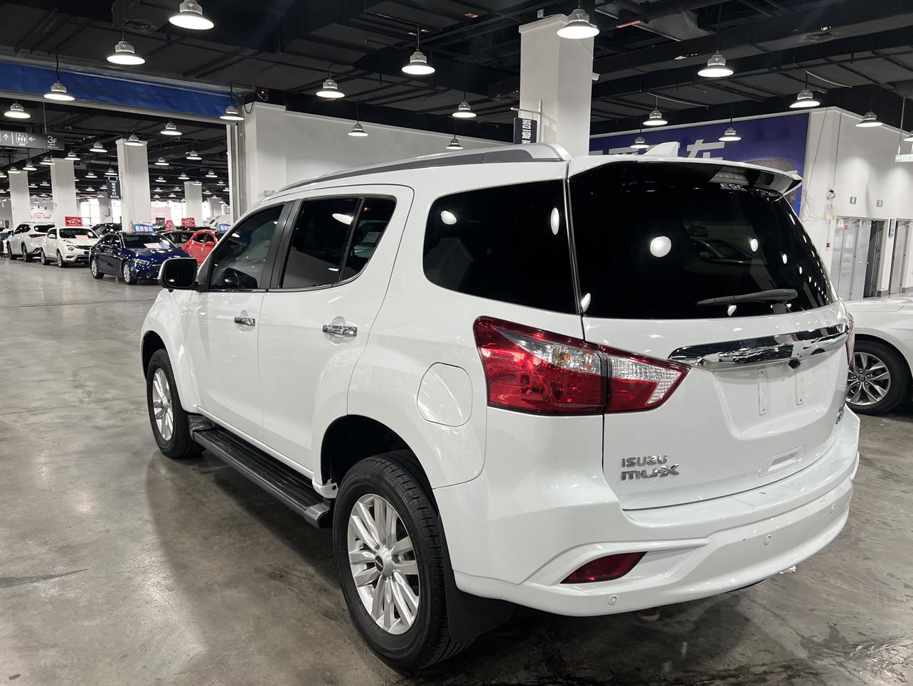 Isuzu MU-X 2019 thumb 11