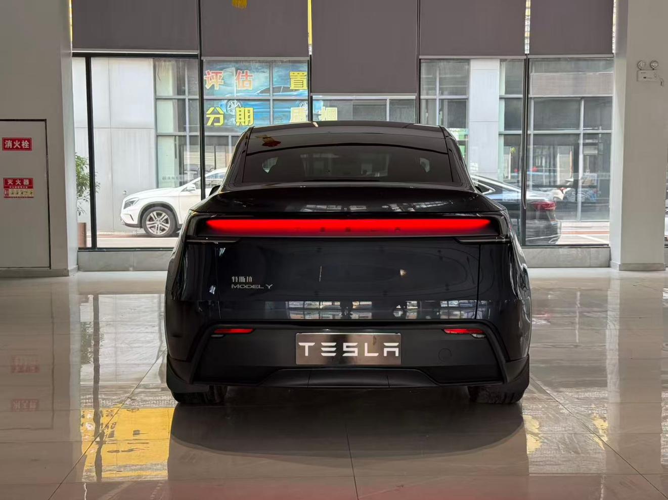 Tesla Model Y 2025 thumb 3