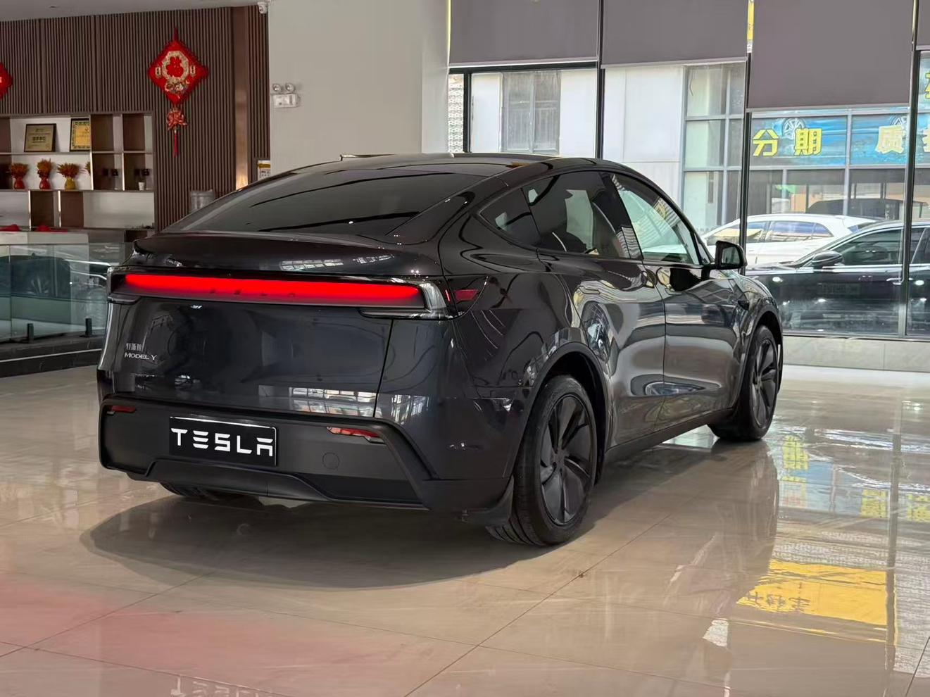Tesla Model Y 2025 thumb 4